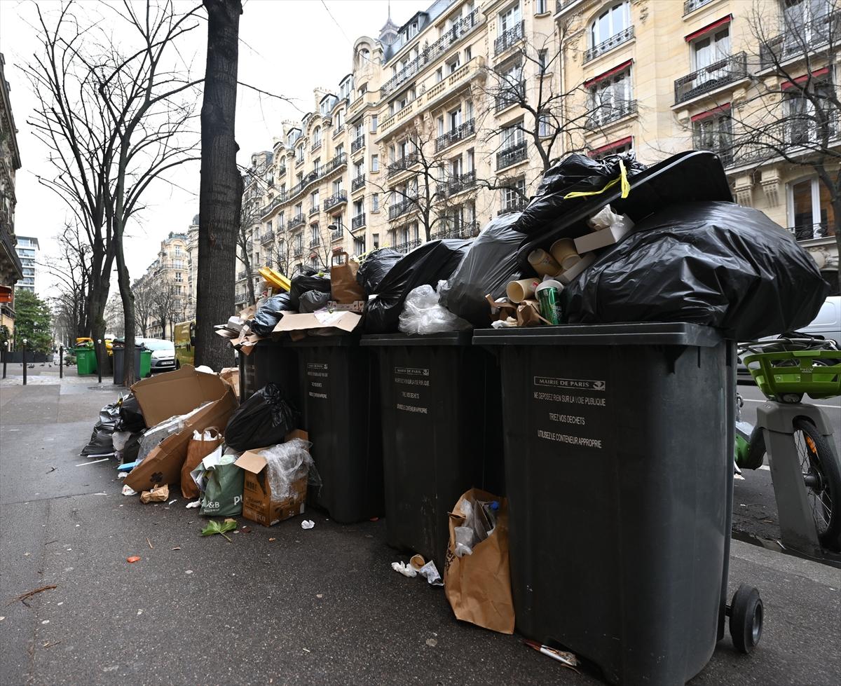Paris çöplüğe döndü! Grev nedeniyle toplanmayan çöpler tehlike saçmaya başladı