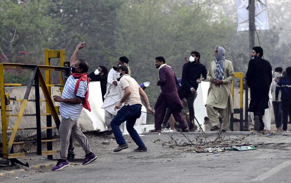 Pakistan'da İmran Han gerginliği! Destekçileri sokağa indi