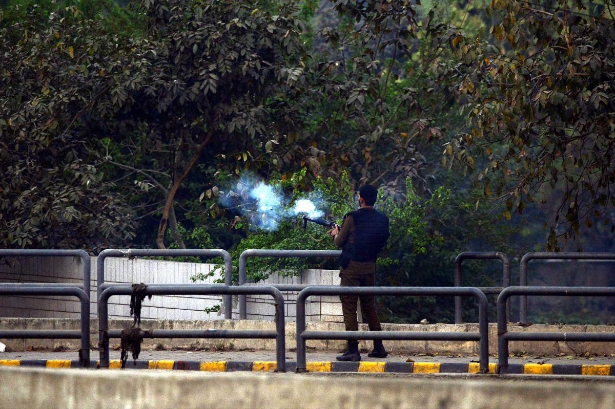 Pakistan'da İmran Han gerginliği! Destekçileri sokağa indi