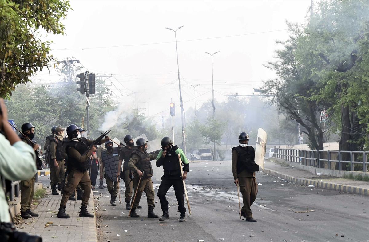 Pakistan'da İmran Han gerginliği! Destekçileri sokağa indi