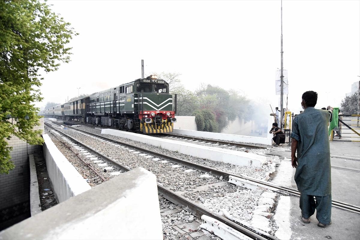 Pakistan'da İmran Han gerginliği! Destekçileri sokağa indi