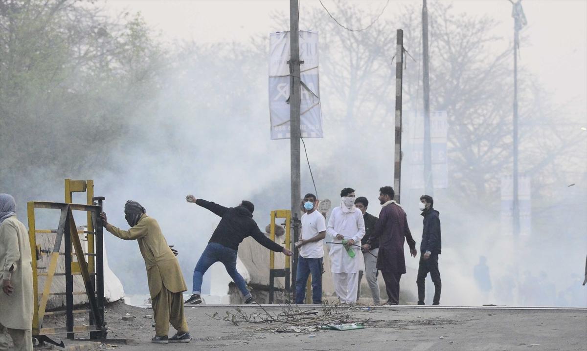 Pakistan'da İmran Han gerginliği! Destekçileri sokağa indi