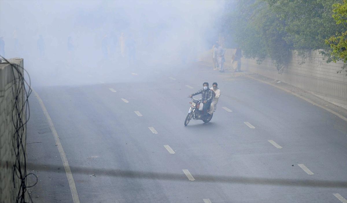 Pakistan'da İmran Han gerginliği! Destekçileri sokağa indi