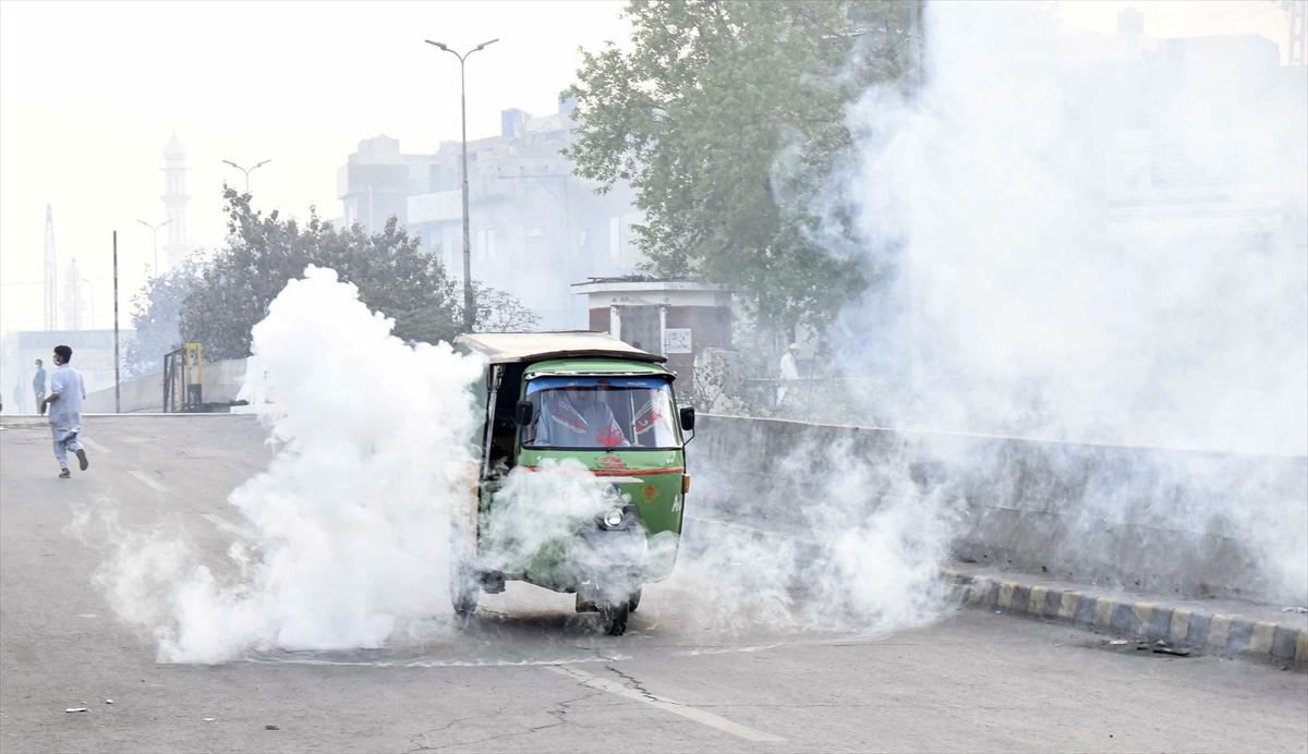Pakistan'da İmran Han gerginliği! Destekçileri sokağa indi