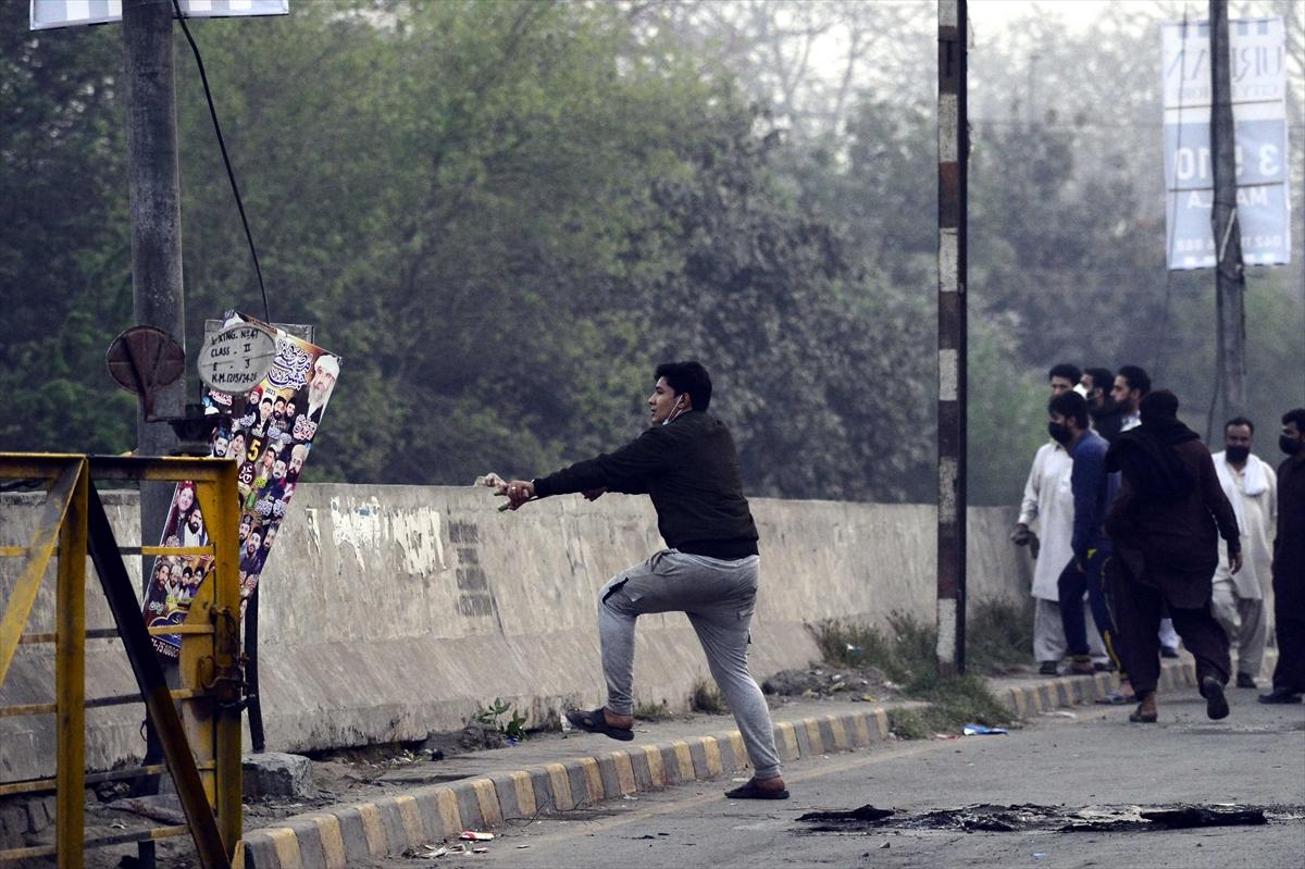 Pakistan'da İmran Han gerginliği! Destekçileri sokağa indi