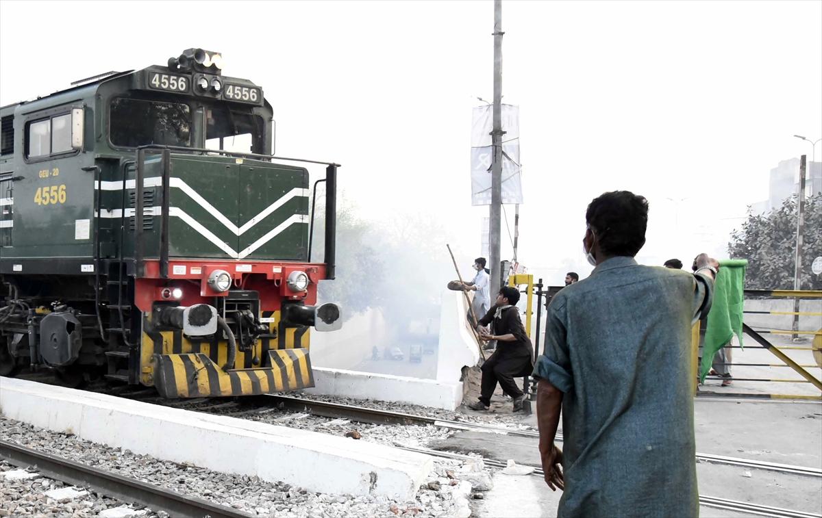 Pakistan'da İmran Han gerginliği! Destekçileri sokağa indi