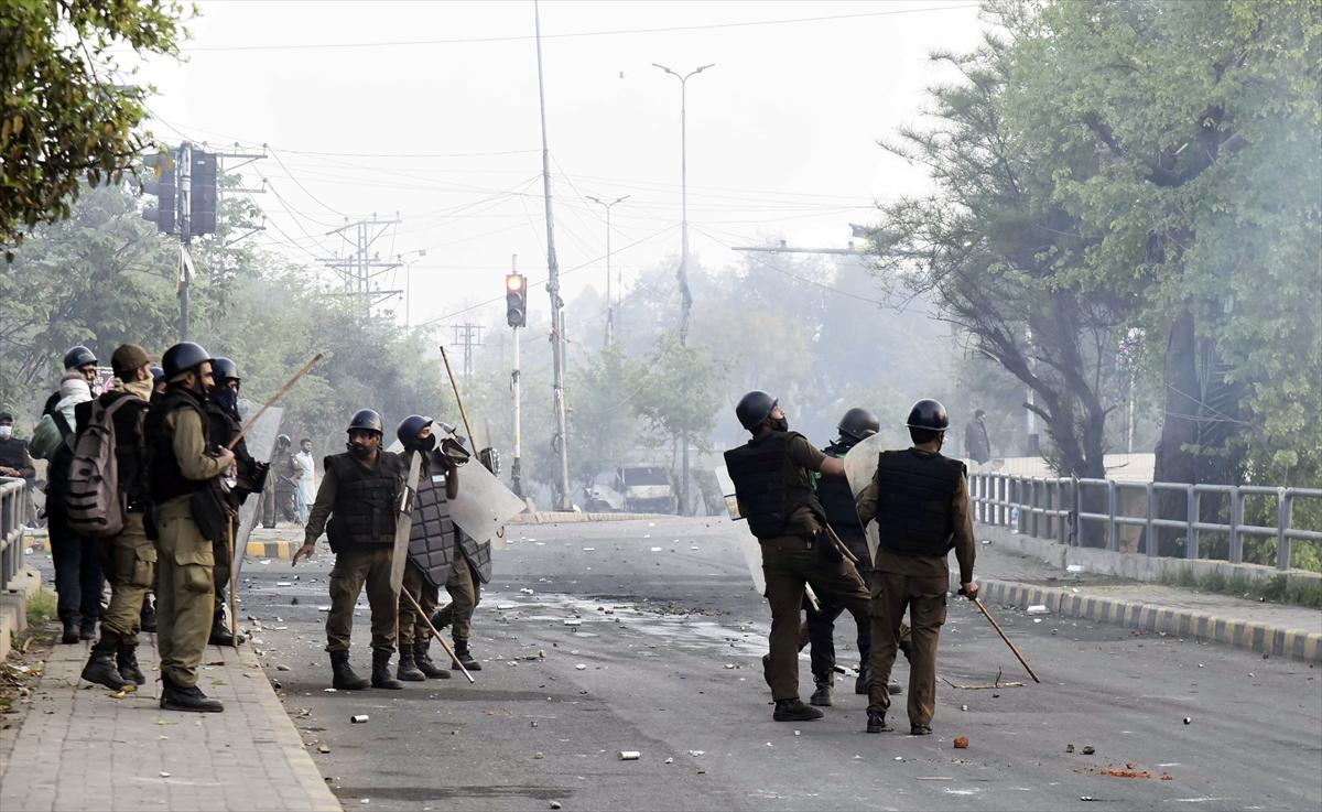 Pakistan'da İmran Han gerginliği! Destekçileri sokağa indi