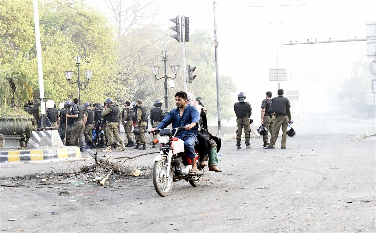Pakistan'da İmran Han gerginliği! Destekçileri sokağa indi