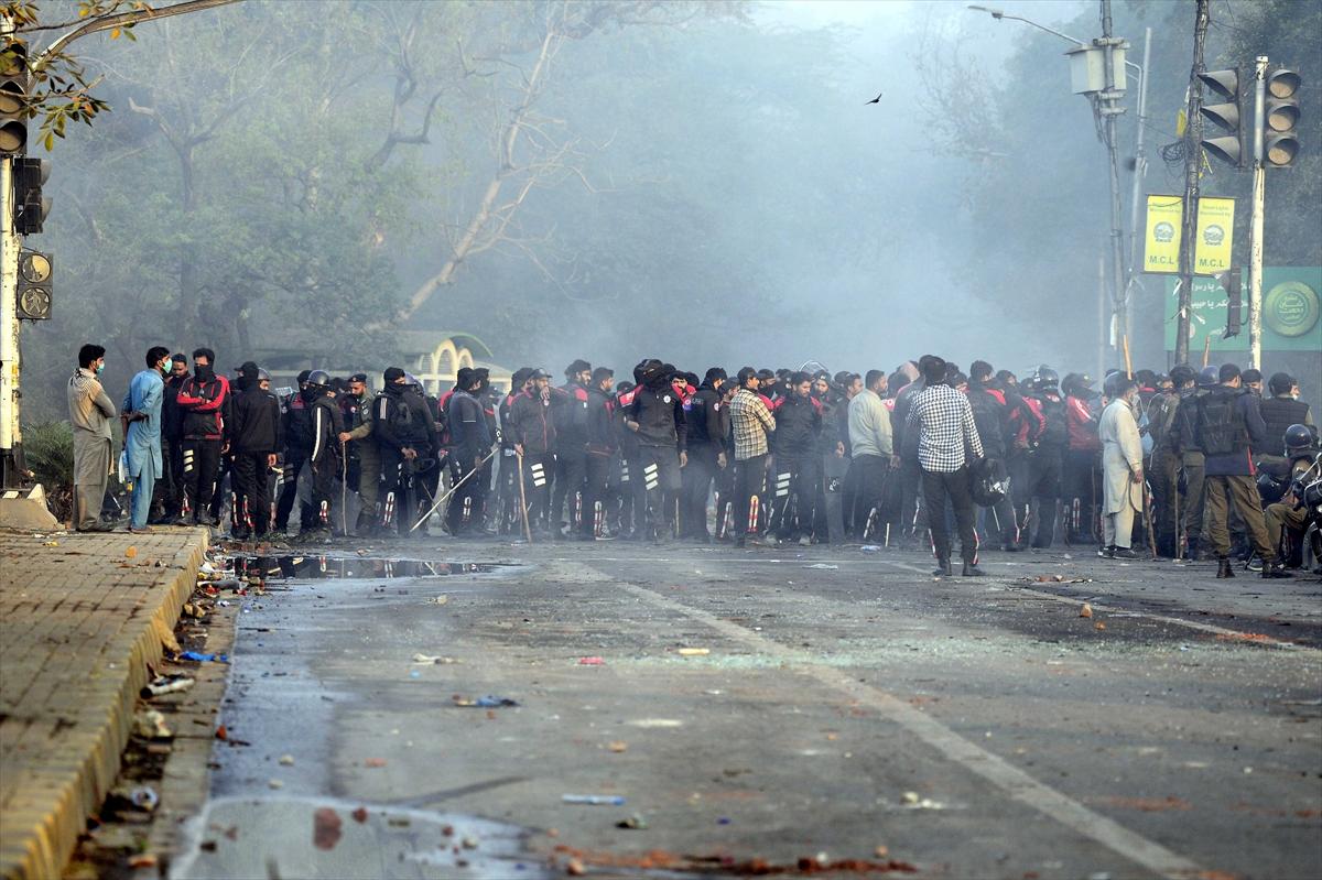 Pakistan'da İmran Han gerginliği! Destekçileri sokağa indi