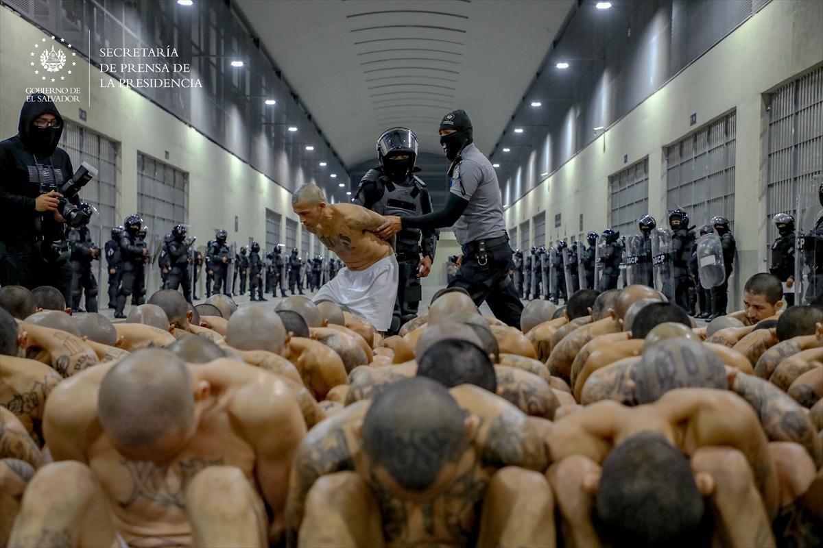 El Salvador'da 2 bin çete üyesi daha nakledildi