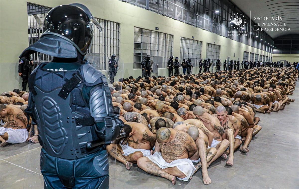 El Salvador'da 2 bin çete üyesi daha nakledildi