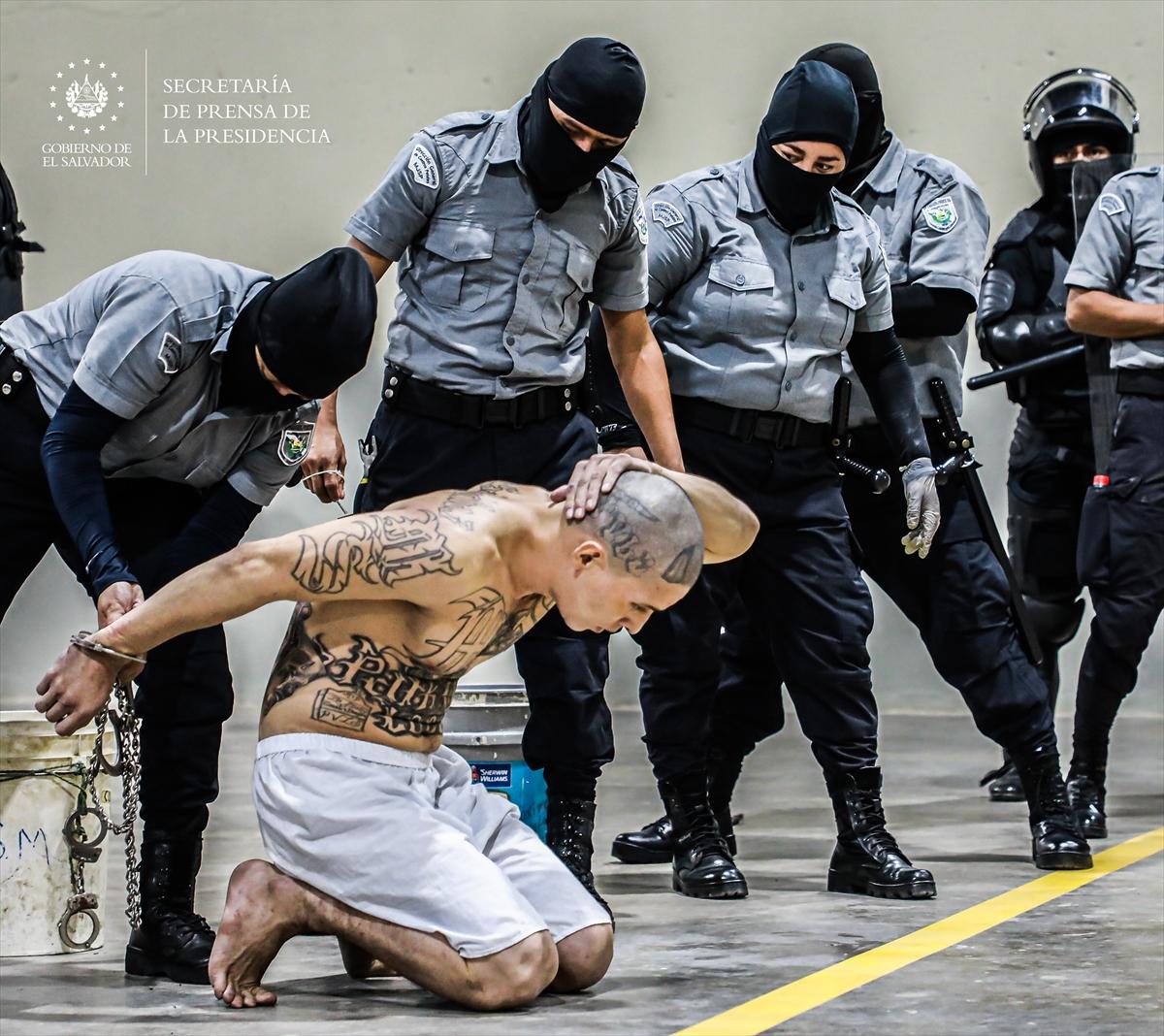 El Salvador'da 2 bin çete üyesi daha nakledildi