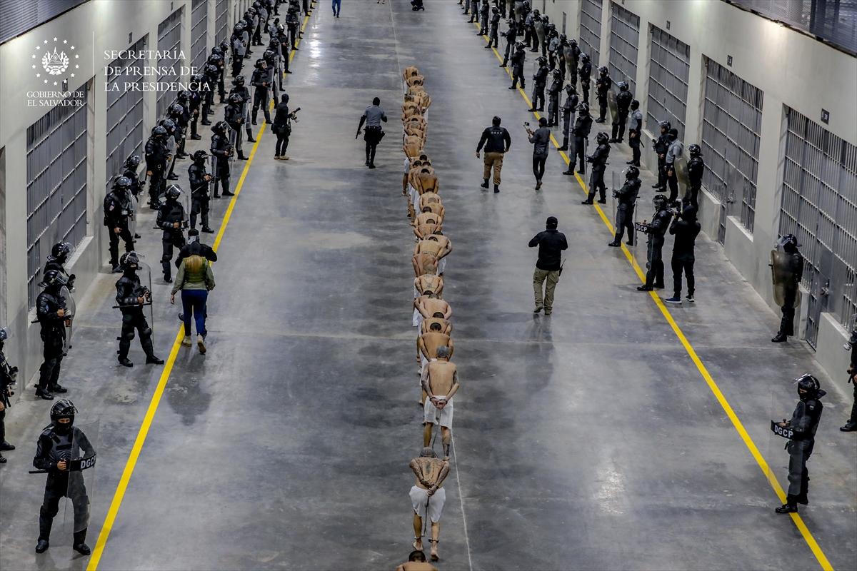 El Salvador'da 2 bin çete üyesi daha nakledildi