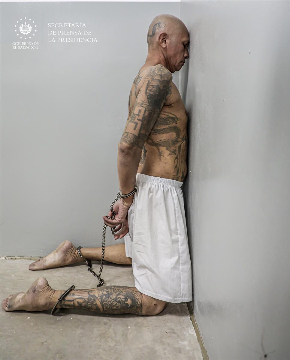 El Salvador'da 2 bin çete üyesi daha nakledildi