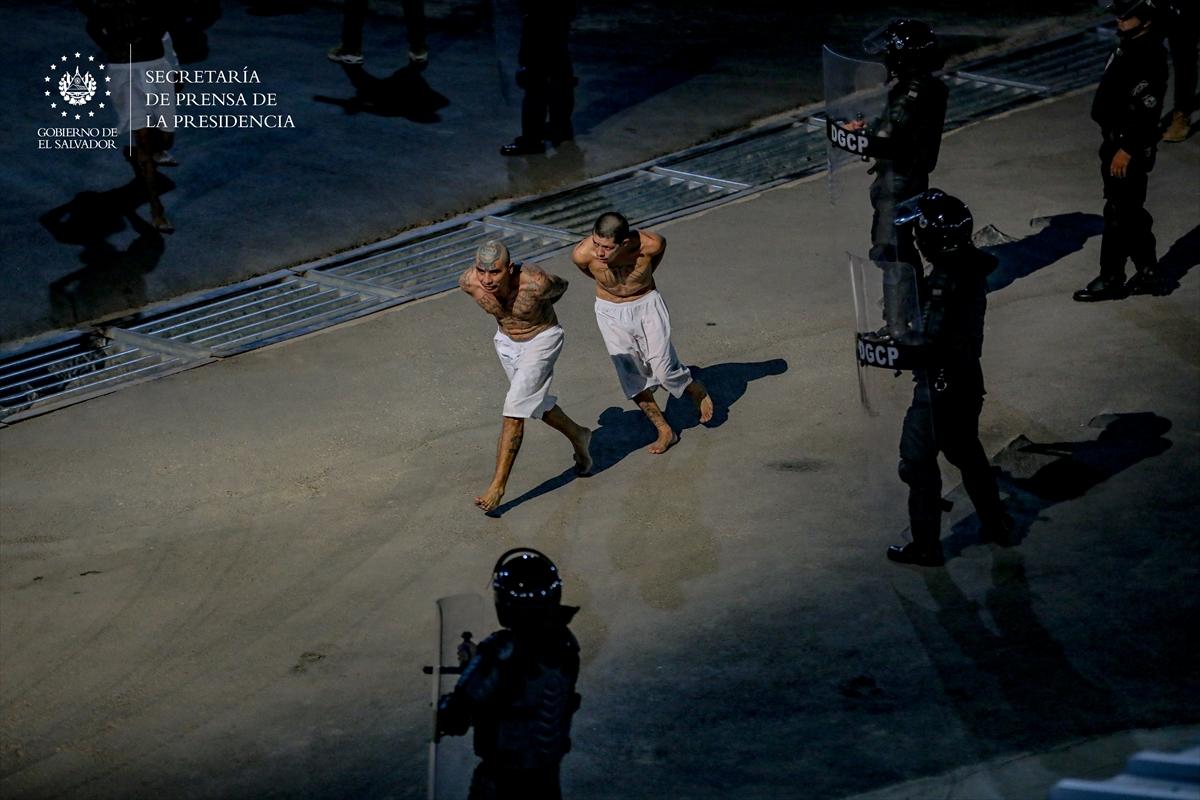 El Salvador'da 2 bin çete üyesi daha nakledildi