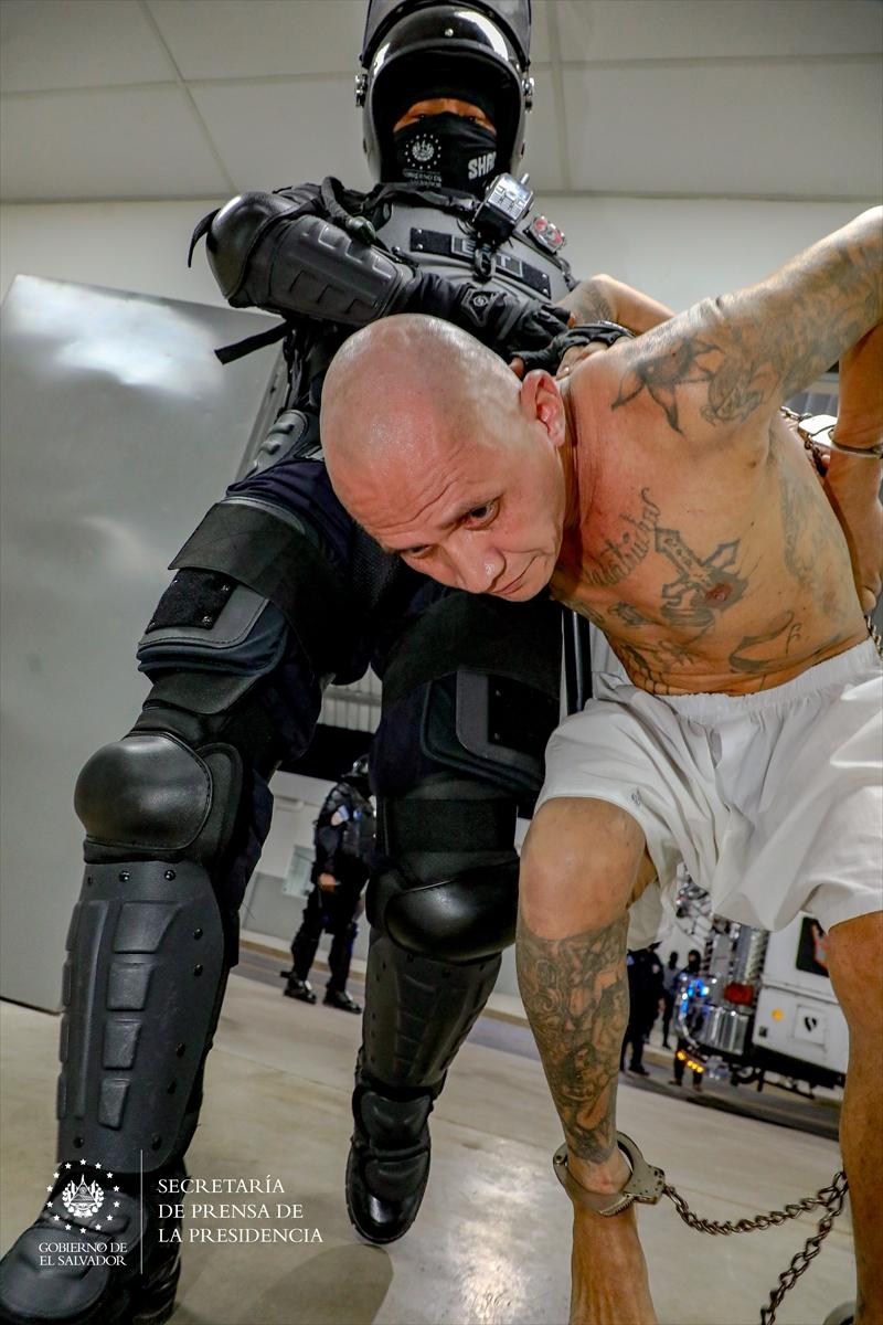 El Salvador'da 2 bin çete üyesi daha nakledildi