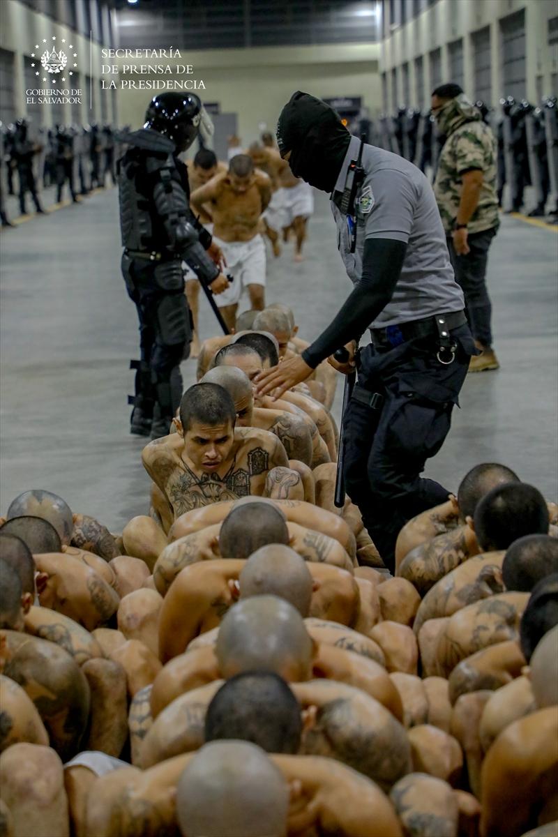 El Salvador'da 2 bin çete üyesi daha nakledildi