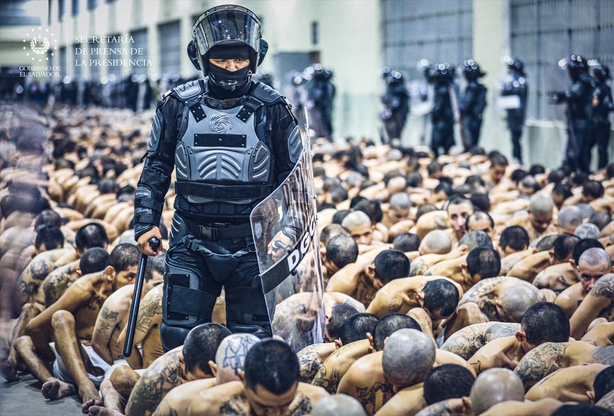 El Salvador'da 2 bin çete üyesi daha nakledildi