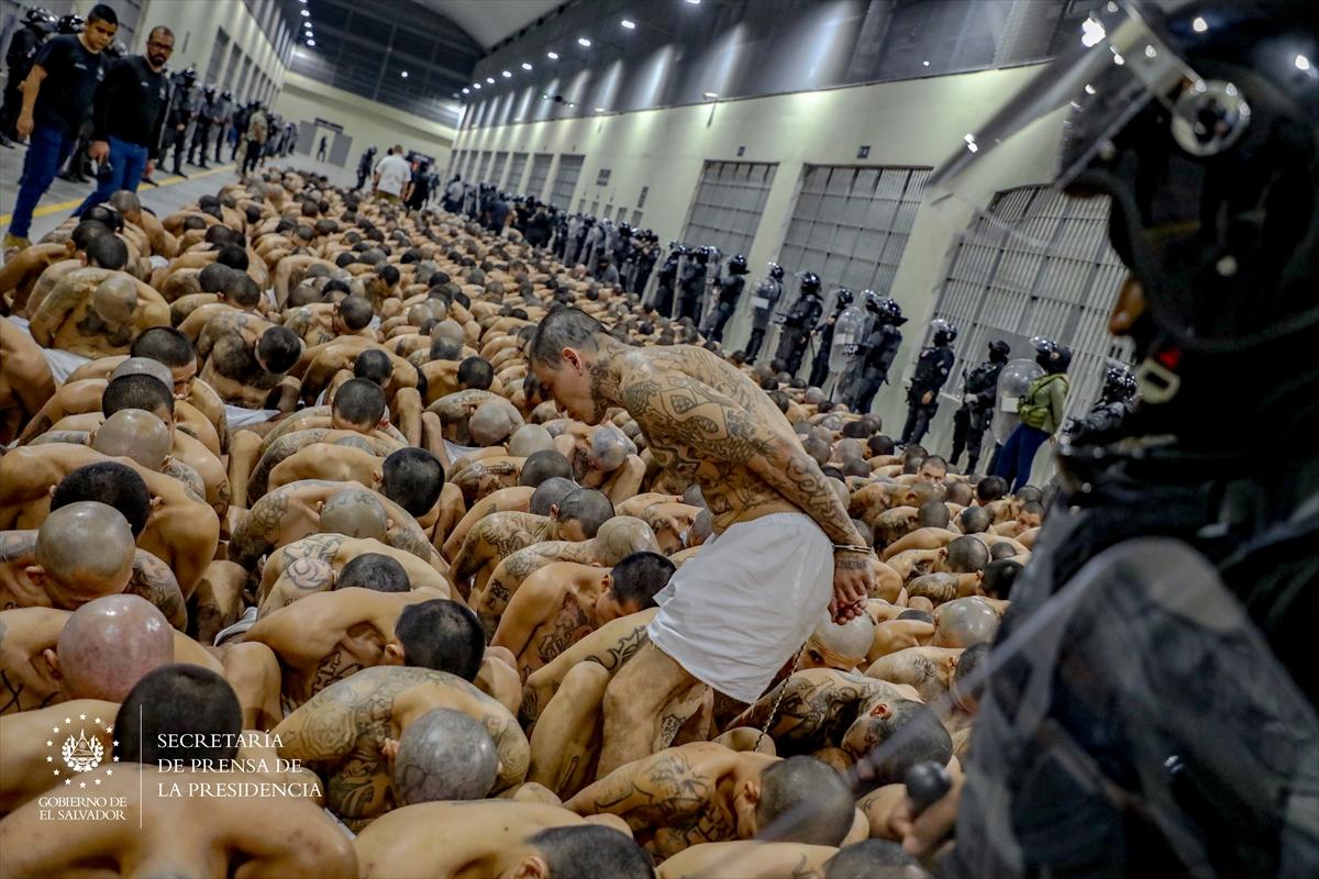 El Salvador'da 2 bin çete üyesi daha nakledildi