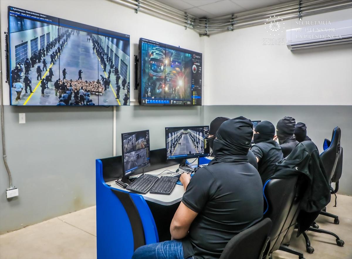 El Salvador'da 2 bin çete üyesi daha nakledildi