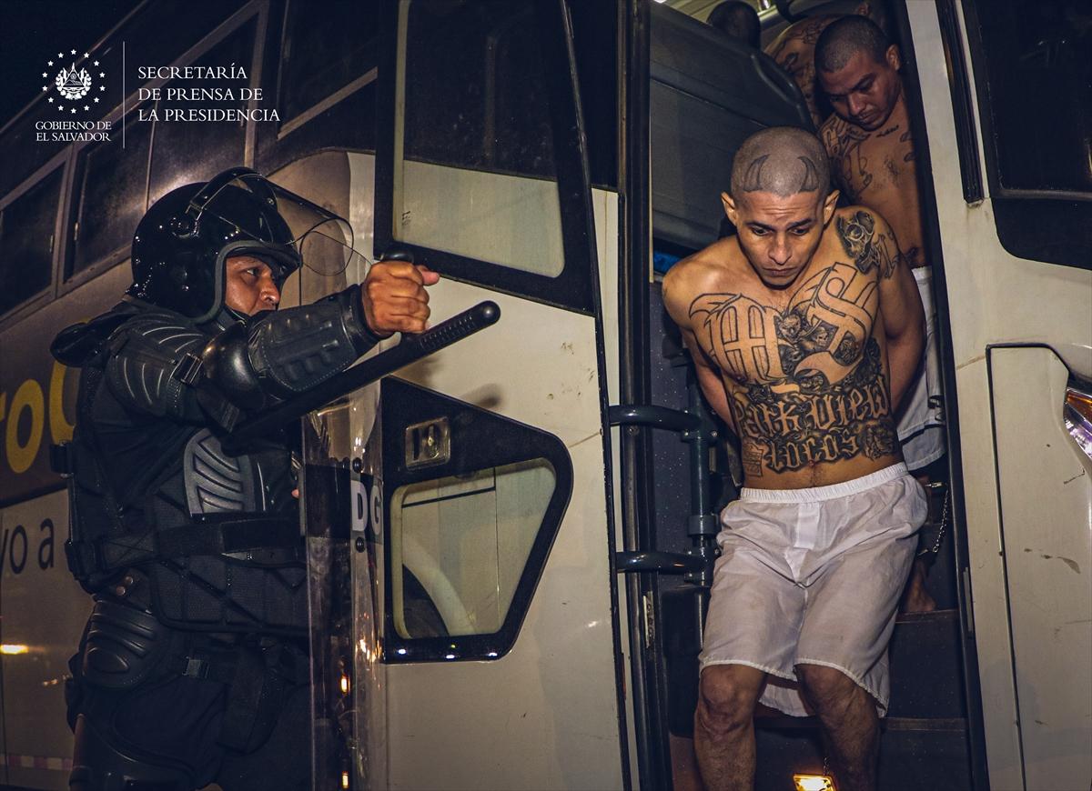 El Salvador'da 2 bin çete üyesi daha nakledildi