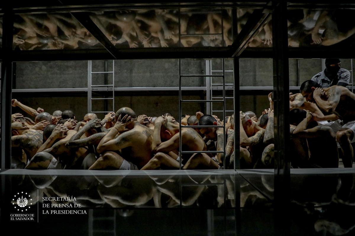 El Salvador'da 2 bin çete üyesi daha nakledildi