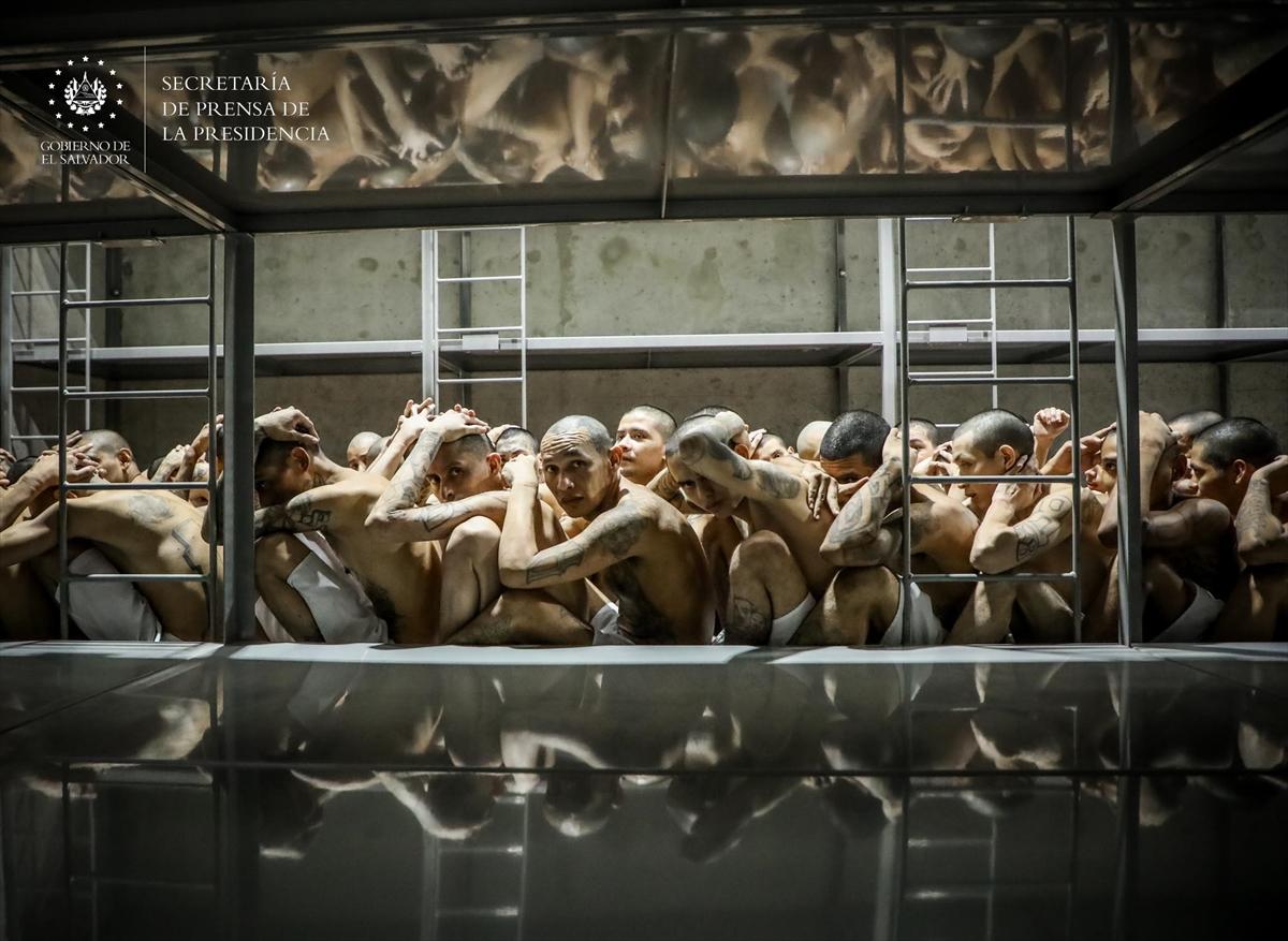 El Salvador'da 2 bin çete üyesi daha nakledildi