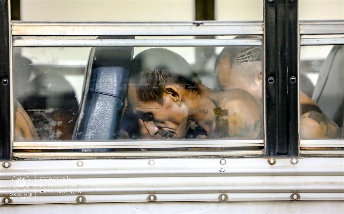El Salvador'da 2 bin çete üyesi daha nakledildi