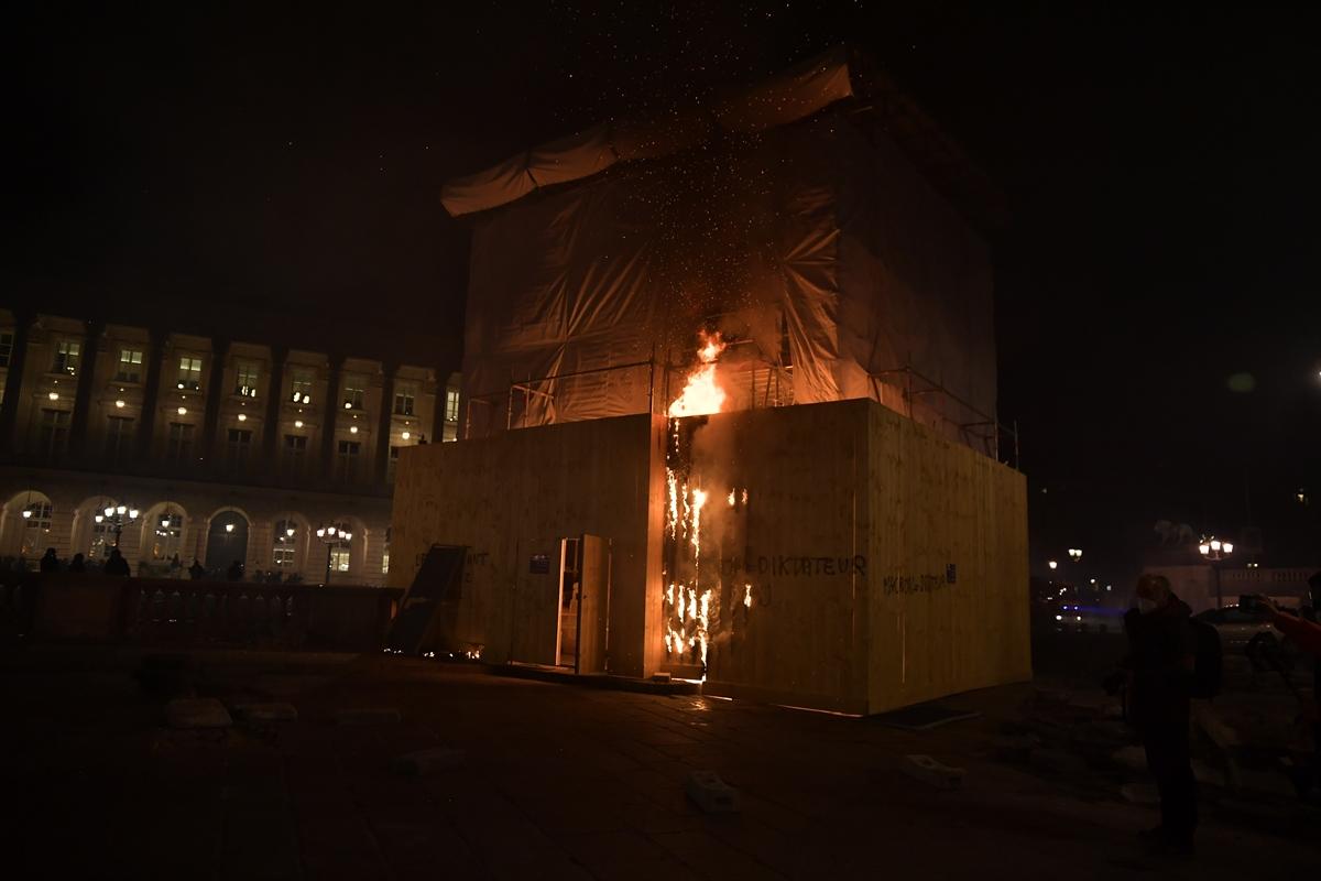 Avrupa'nın göbeğinde eylem! Emeklilik reformu karşıtları güvenlik güçleriyle karşı karşıya geldi