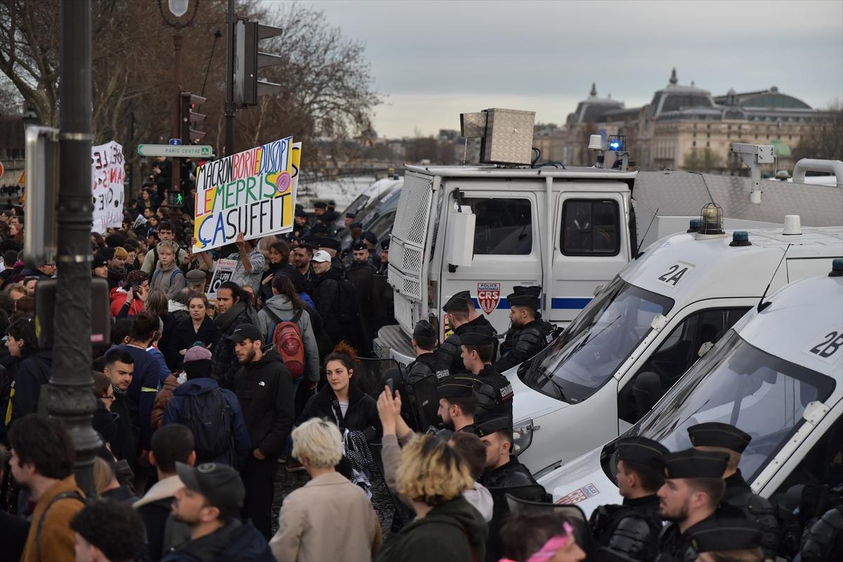 Avrupa'nın göbeğinde eylem! Emeklilik reformu karşıtları güvenlik güçleriyle karşı karşıya geldi