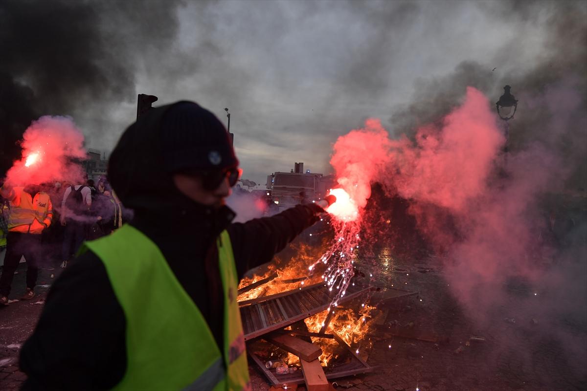 Avrupa'nın göbeğinde eylem! Emeklilik reformu karşıtları güvenlik güçleriyle karşı karşıya geldi