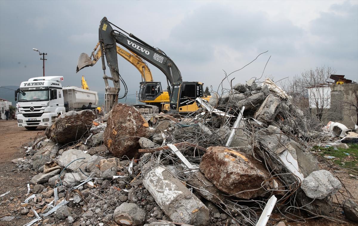 Afetin merkezi Pazarcık'ta depremin izleri siliniyor