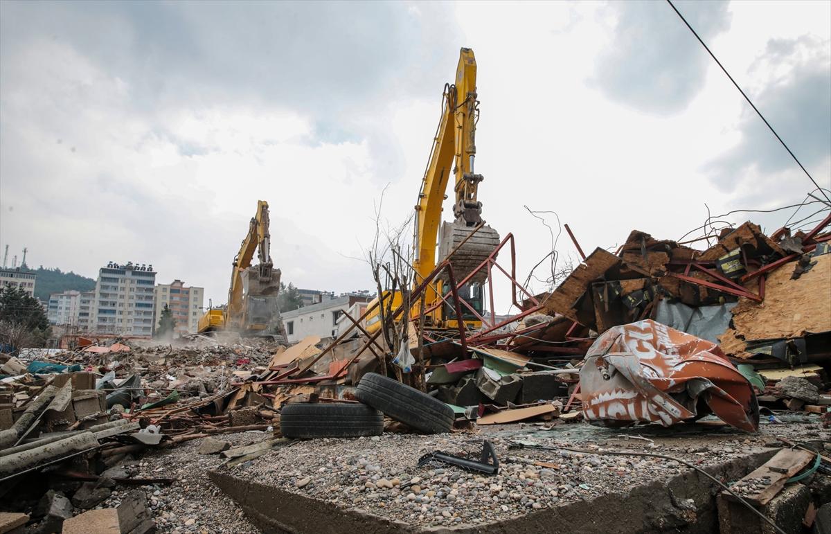 Afetin merkezi Pazarcık'ta depremin izleri siliniyor