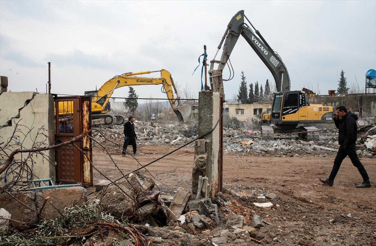 Afetin merkezi Pazarcık'ta depremin izleri siliniyor