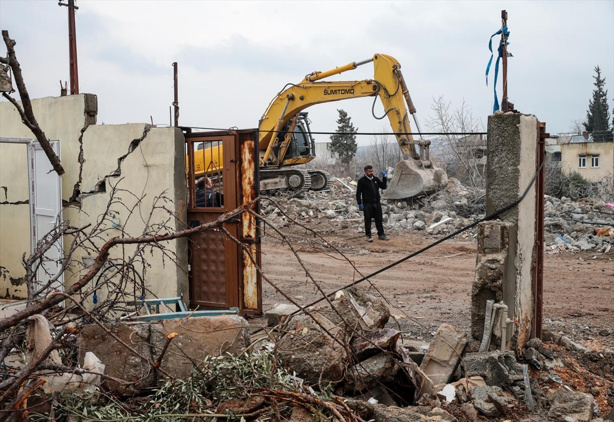Afetin merkezi Pazarcık'ta depremin izleri siliniyor