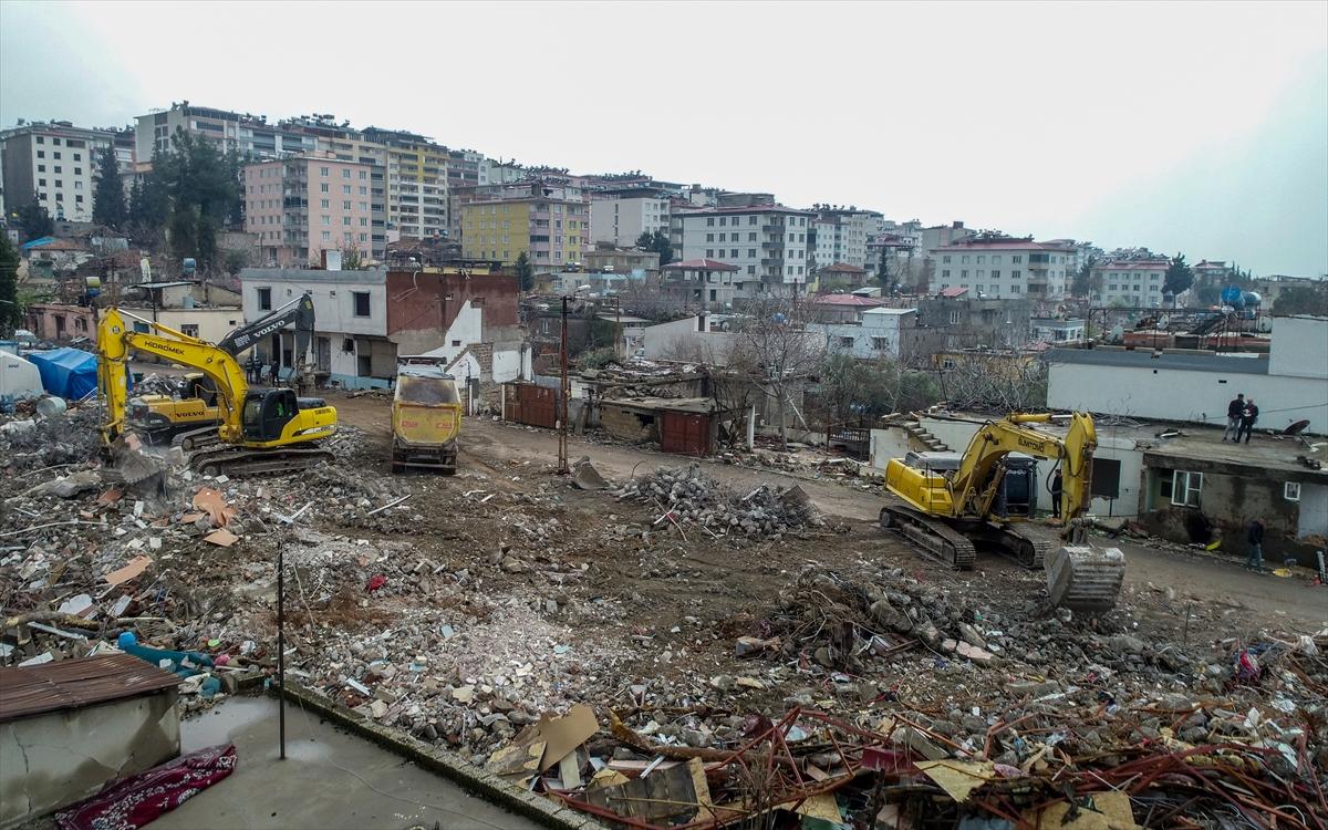 Afetin merkezi Pazarcık'ta depremin izleri siliniyor
