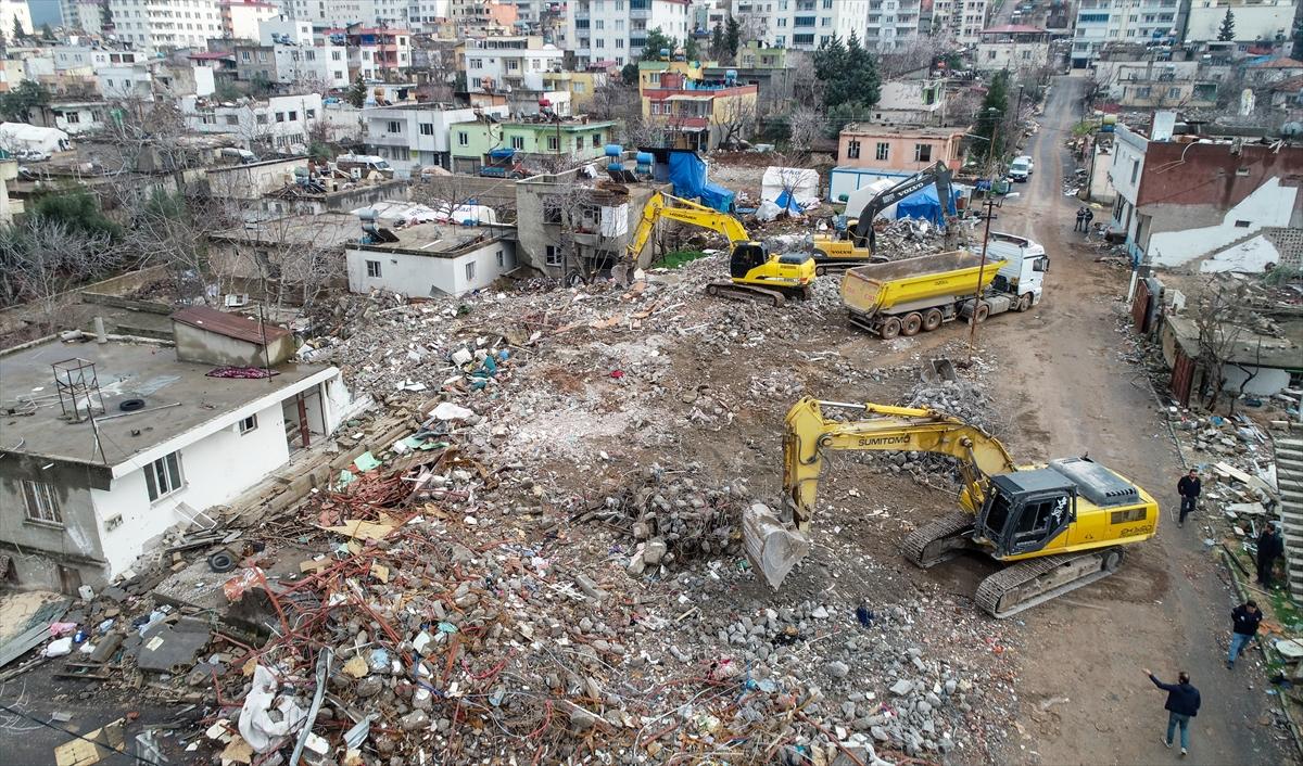 Afetin merkezi Pazarcık'ta depremin izleri siliniyor