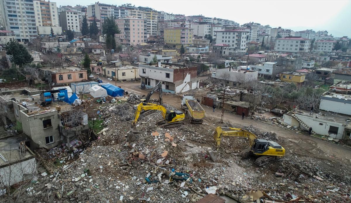 Afetin merkezi Pazarcık'ta depremin izleri siliniyor