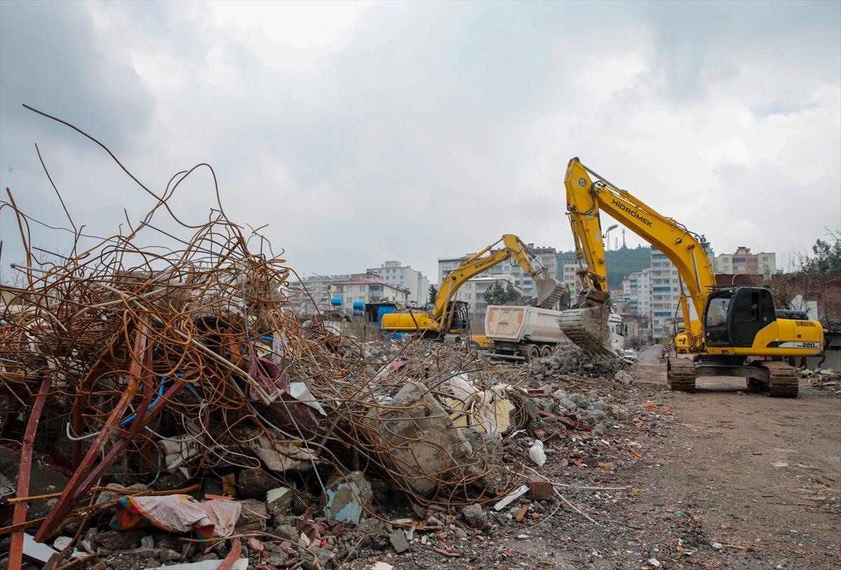 Afetin merkezi Pazarcık'ta depremin izleri siliniyor