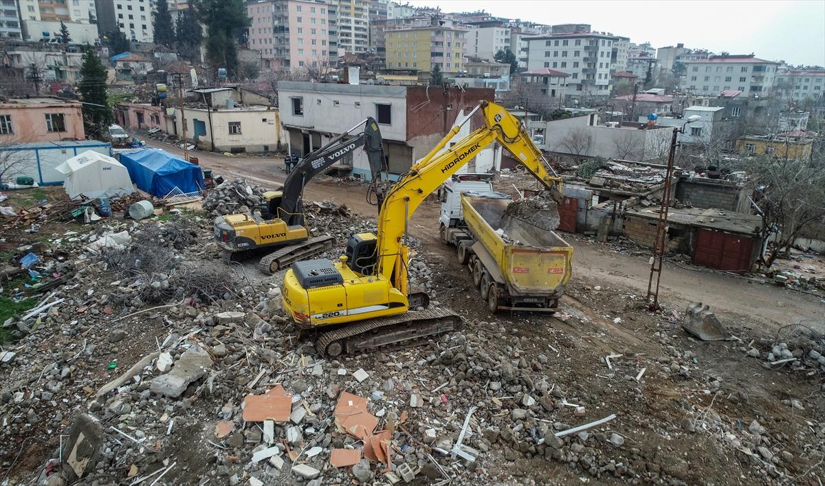 Afetin merkezi Pazarcık'ta depremin izleri siliniyor