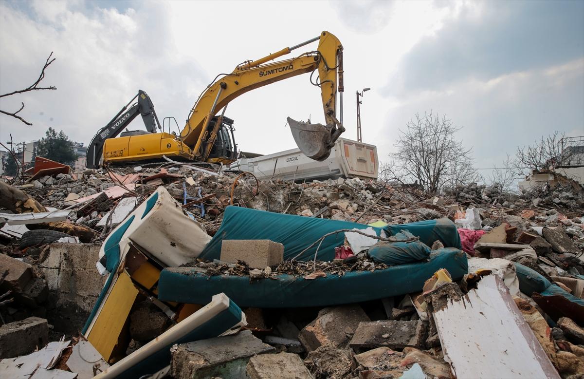 Afetin merkezi Pazarcık'ta depremin izleri siliniyor