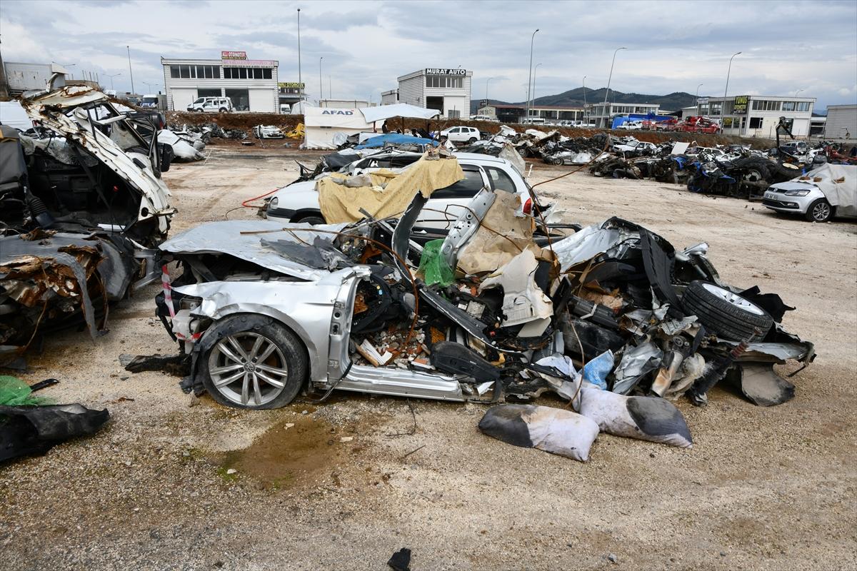 Deprem felaketinde 44'üncü gün! Gaziantep'te enkazdan çıkarılan araçlar toplandı