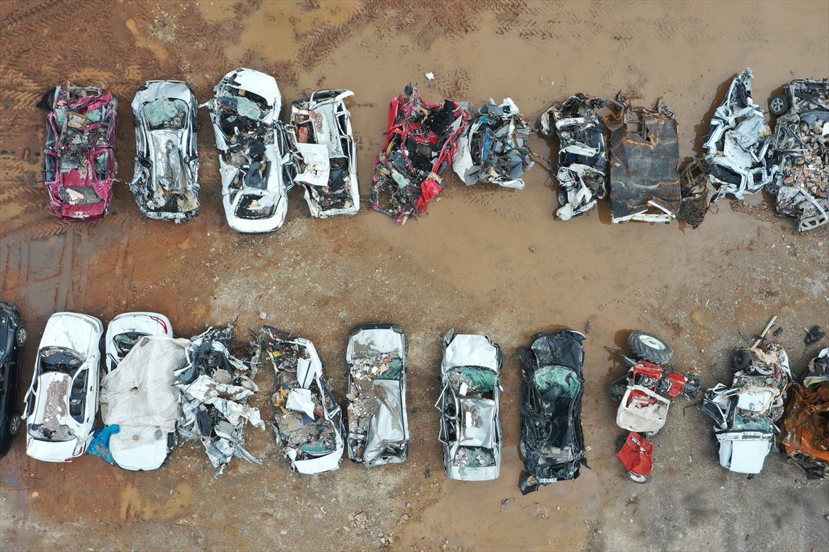 Deprem felaketinde 44'üncü gün! Gaziantep'te enkazdan çıkarılan araçlar toplandı