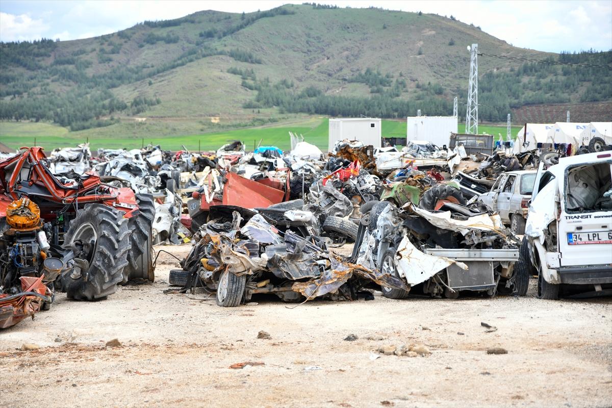 Deprem felaketinde 44'üncü gün! Gaziantep'te enkazdan çıkarılan araçlar toplandı