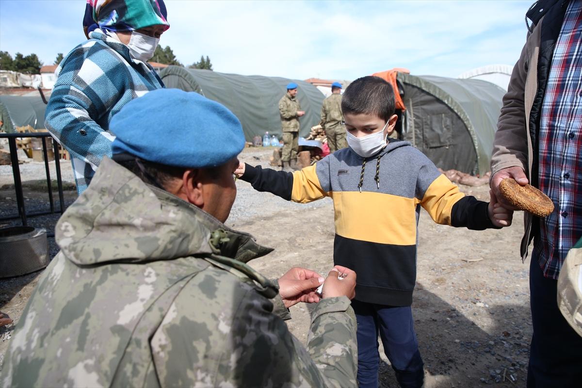 Mavi bereliler depremzedeleri Ramazan'da da bırakmıyor