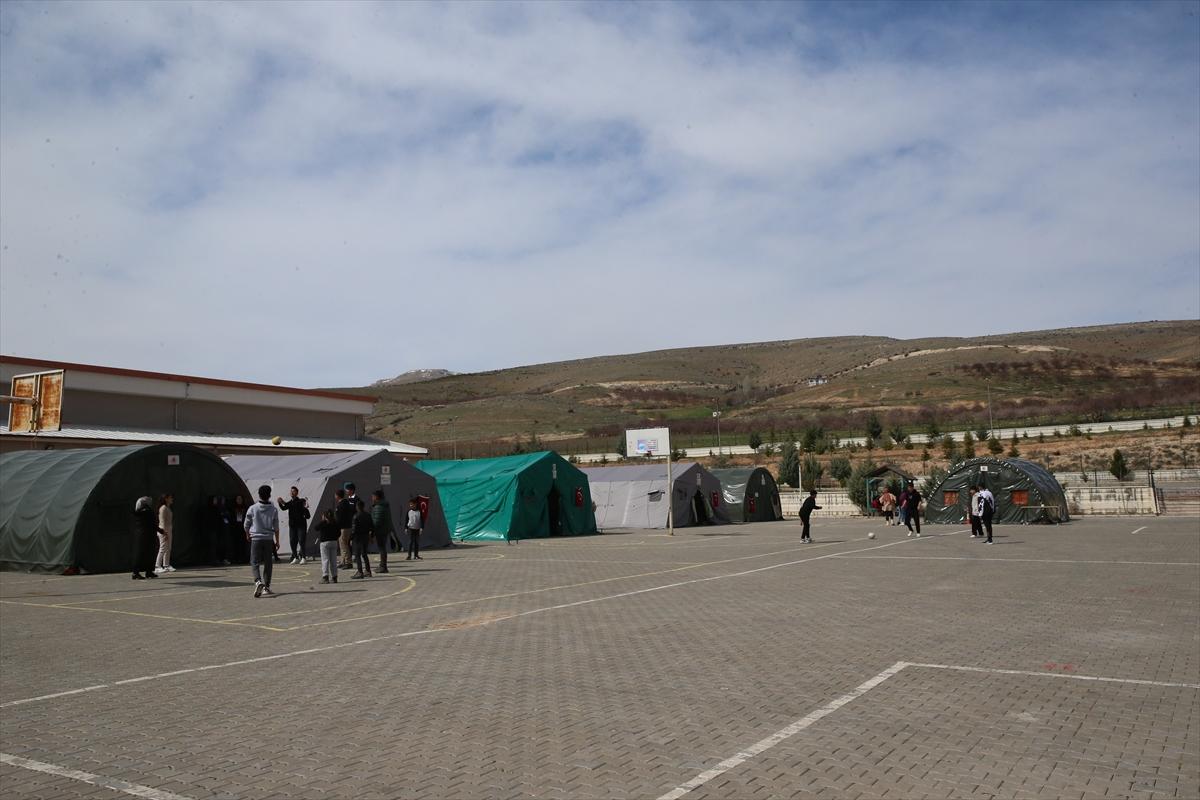 Mavi bereliler depremzedeleri Ramazan'da da bırakmıyor