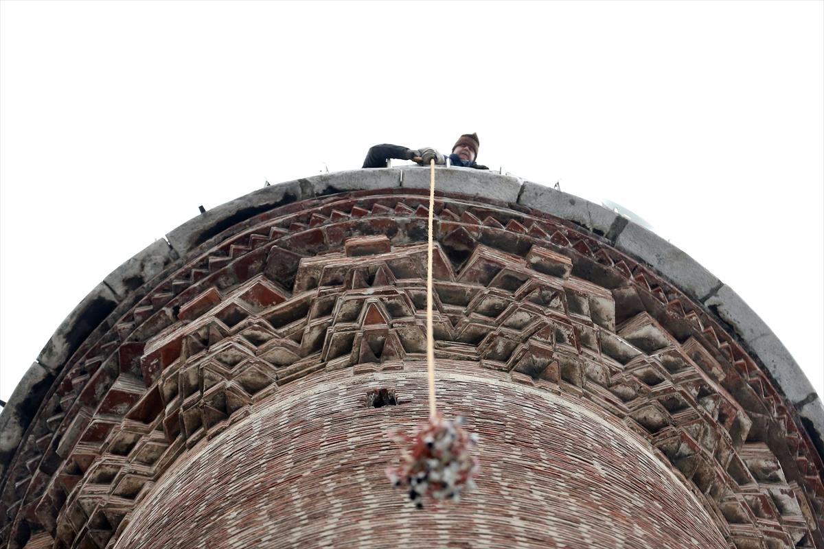 Ulu Camii'nin mahyası asıldı: 'Ramazan biz olmaktır'