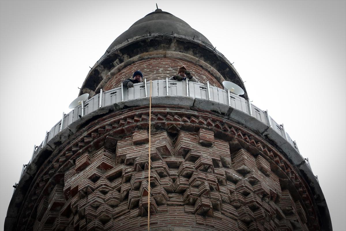 Ulu Camii'nin mahyası asıldı: 'Ramazan biz olmaktır'