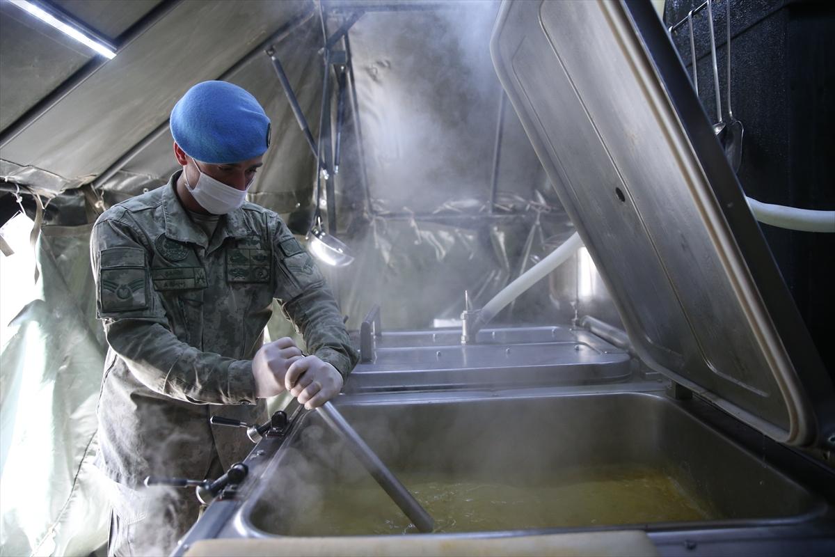 Mavi bereliler depremzedeleri Ramazan'da da bırakmıyor