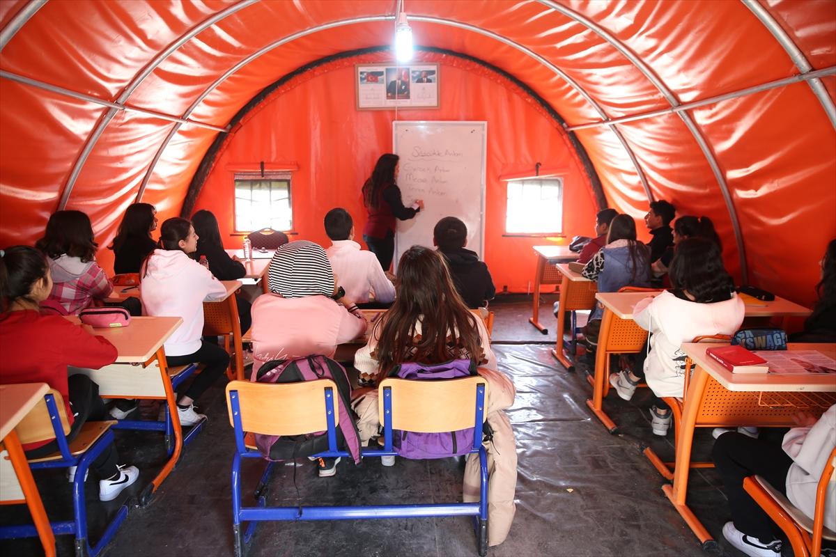 Mavi bereliler depremzedeleri Ramazan'da da bırakmıyor
